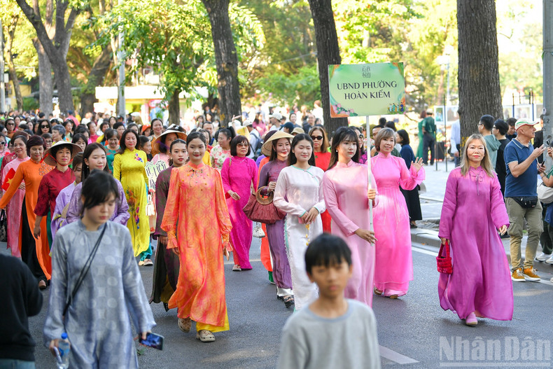 The Vietnamese attire festival gathers nearly 800 participants dressed in restored garments, five-panel Ao Dai and other forms of traditional Vietnamese clothing.