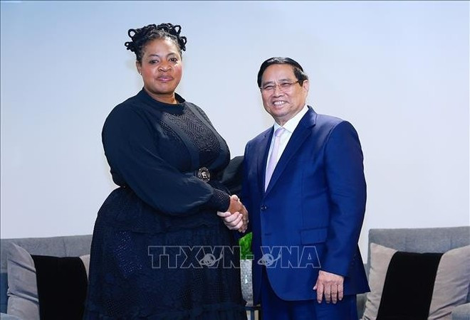 Vietnamese Prime Minister Pham Minh Chinh and Brenda Moagi, Board Member of the Petroleum Oil and Gas Corporation of South Africa Limited. (Photo: VNA)