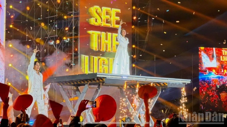 Singer My Tam ignites the atmosphere with her explosive performance of “See the Light.”