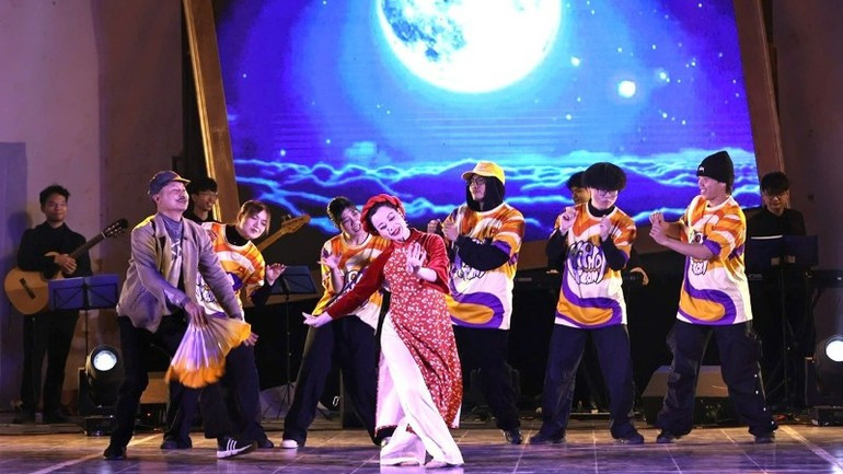 Policies should also be issued to attract investors to develop cultural industry. Policies should also be issued to attract investors to develop cultural industry.