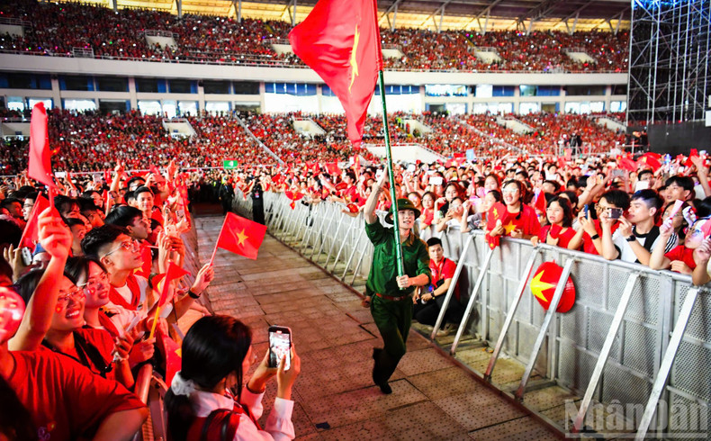 Each time the national flag passed by, the crowd proudly chanted “Viet Nam!” Each time the national flag passed by, the crowd proudly chanted “Viet Nam!”