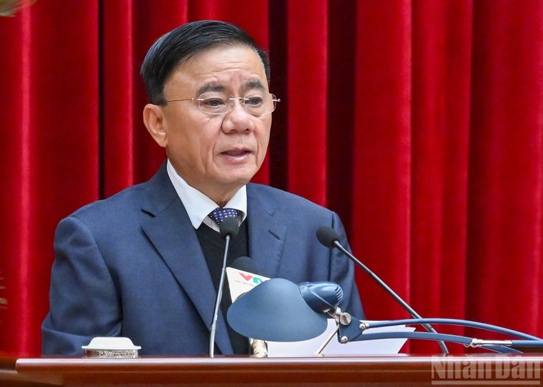 Permanent Member of the Secretariat Tran Cam Tu delivers remarks at the conference.