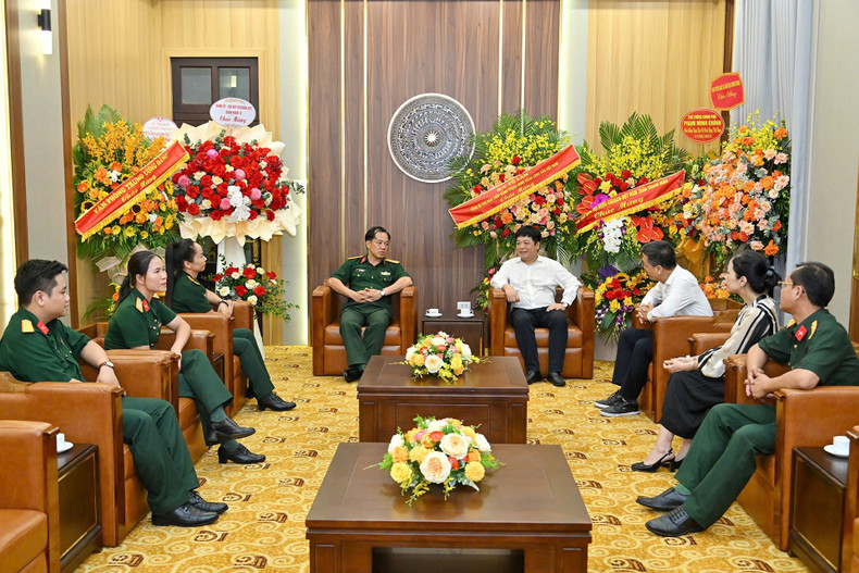 During his reception for delegates from Division 325 of Corps 12, Deputy-in-chief of Nhan Dan Newspaper Que Dinh Nguyen shares about the achievements that the Newspaper has attained in recent times.