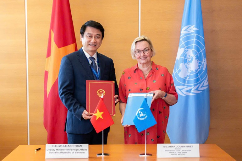 Deputy Foreign Minister Le Anh Tuan and UNCITRAL Secretary Anna Joubin-Bret sign a Memorandum of Understanding (MoU) between the Vietnamese Ministry of Foreign Affairs and UNCITRAL for the 2025–2031 period. Deputy Foreign Minister Le Anh Tuan and UNCITRAL Secretary Anna Joubin-Bret sign a Memorandum of Understanding (MoU) between the Vietnamese Ministry of Foreign Affairs and UNCITRAL for the 2025–2031 period.