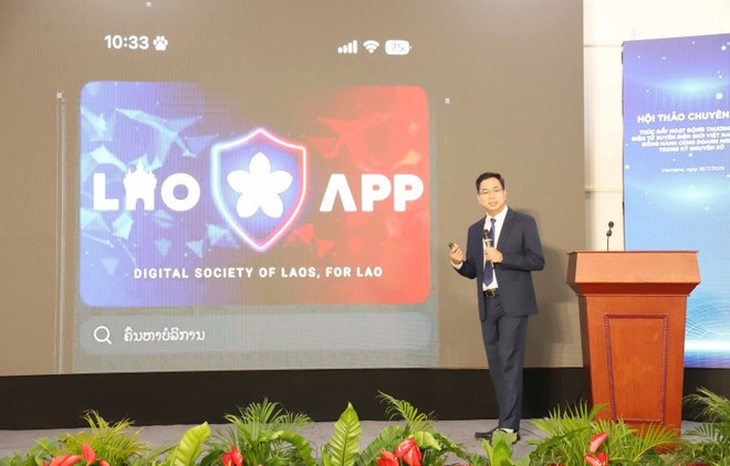 A representative of Star Telecom (Unitel) presents a digital payment platform solution to promote e-commerce between Viet Nam and Laos. (Photo: VNA) A representative of Star Telecom (Unitel) presents a digital payment platform solution to promote e-commerce between Viet Nam and Laos. (Photo: VNA)