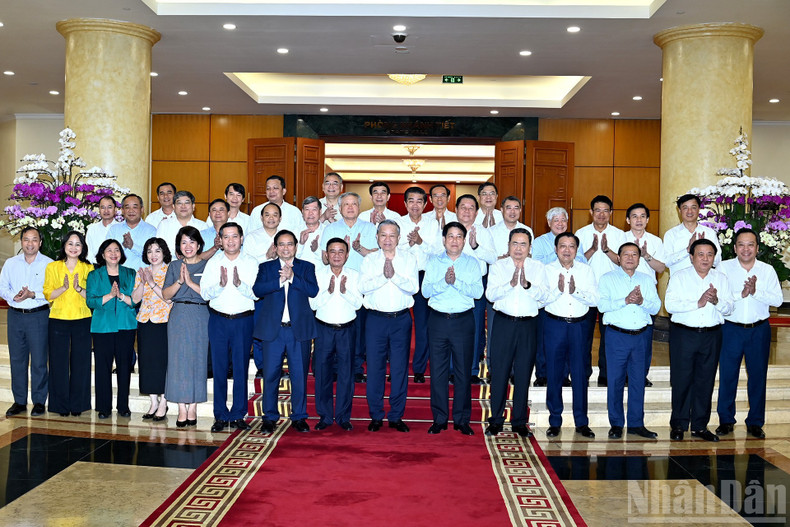 Party General Secretary To Lam and other Party and State leaders at the working session. tolam10.jpg