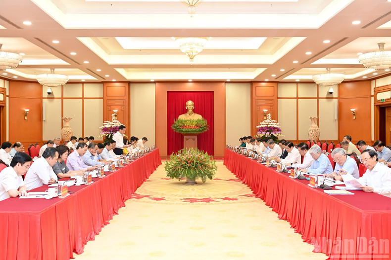 Politburo members work with the Standing Board of the Party Committee of Central Agencies. tolam2.jpg