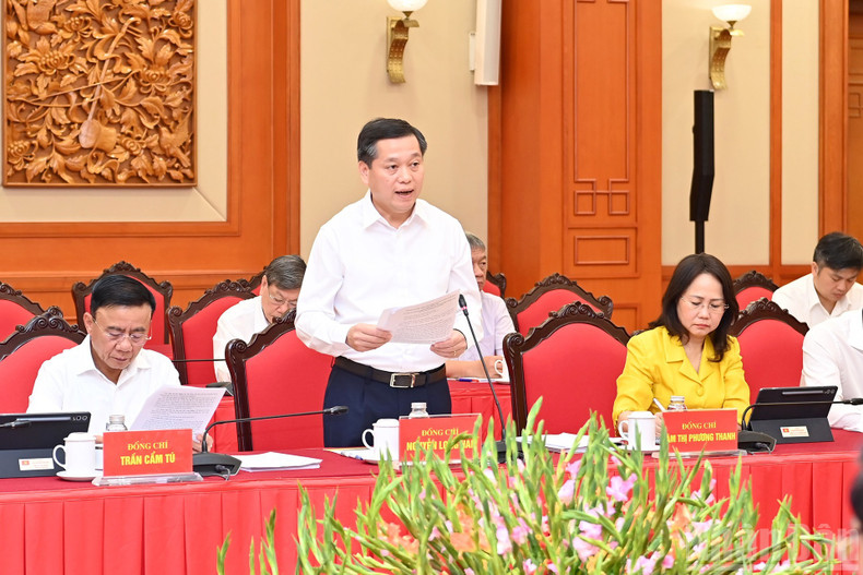 Nguyen Long Hai, Deputy Secretary of the Party Committee of Central Agencies, presents a report at the working session. tolam5.jpg