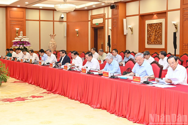 Politburo members attend the working session. tolam6.jpg
