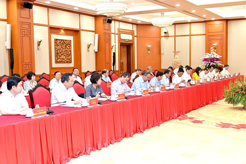 Members of Standing Board of the Central Agencies’ Party Committee attend the meeting. tolam7.jpg