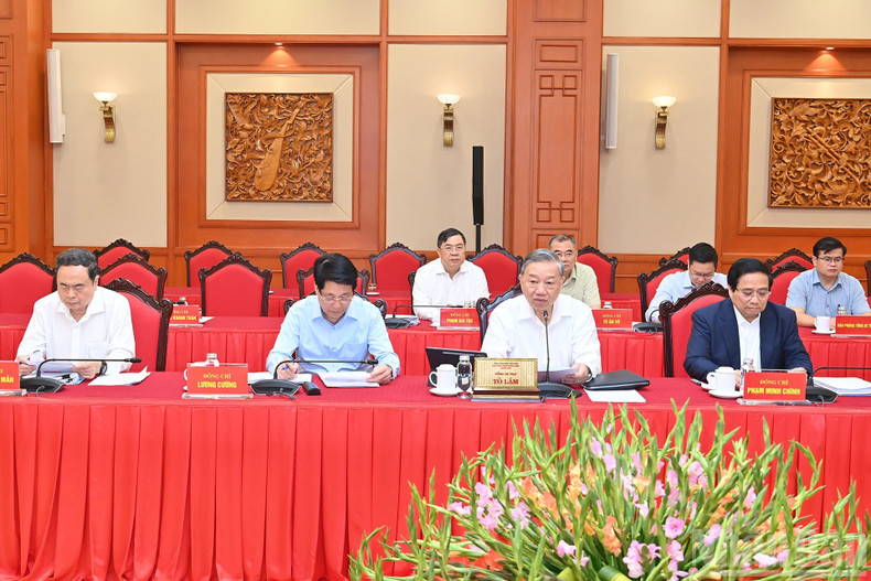 Party General Secretary To Lam and other Party and State leaders chair the meeting. tolam3.jpg