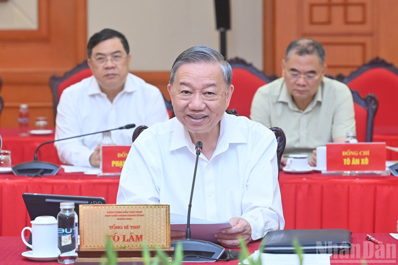 Party General Secretary To Lam delivers his instructions. tolam4.jpg