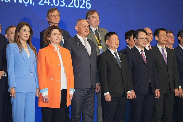 Deputy Prime Minister Ho Duc Phoc and other delegates attending the event pose for a photo. (Photo: EUROCHAM)