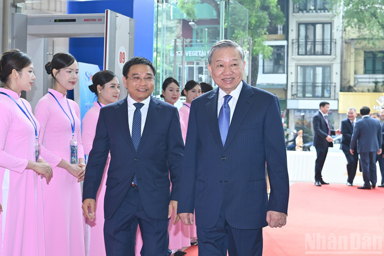 Party General Secretary To Lam attends the ceremony. Party General Secretary To Lam attends the ceremony.
