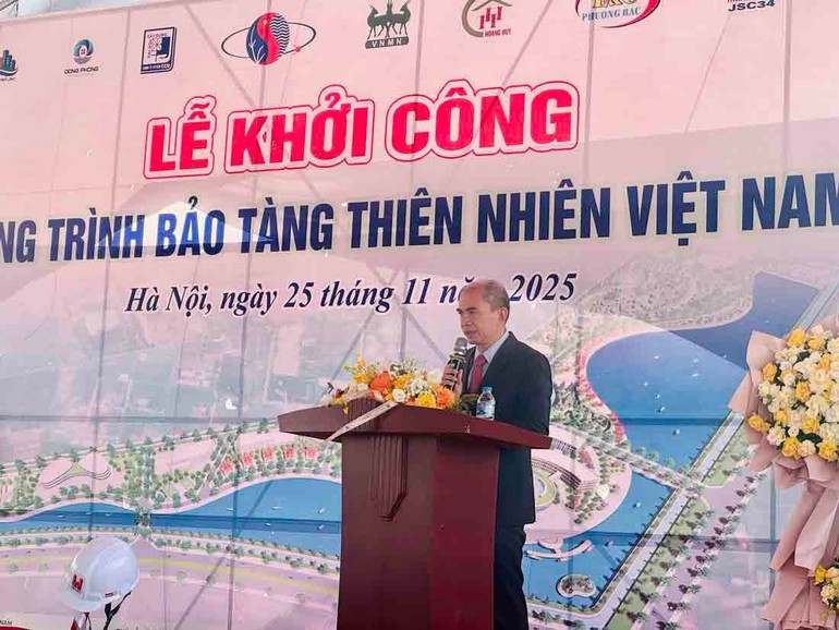 Professor Dr Tran Tuan Anh delivers remarks at the ceremony. (Photo: Hieu Giang)