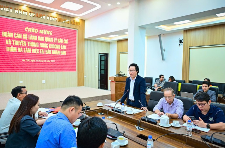 Vu Mai Hoang, Head of the Technology Department of Nhan Dan Newspaper, speaks at the event.