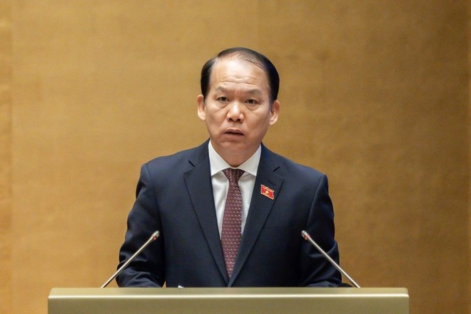 Chairman of the NA’s Committee for Legal and Judicial Affairs Hoang Thanh Tung presents the verification report on the draft amended Law on Public Employees at the 15th National Assembly's 10th session on October 22, 2025. Photo: VNA Chairman of the NA’s Committee for Legal and Judicial Affairs Hoang Thanh Tung presents the verification report on the draft amended Law on Public Employees at the 15th National Assembly's 10th session on October 22, 2025. Photo: VNA