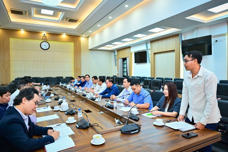 Latkhamphoumy expresses his pleasure in visiting and learning firsthand from a leading press agency in Viet Nam.