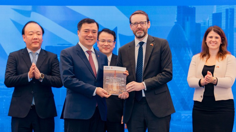 The handover of the report on “Developing Viet Nam’s Commodity Derivatives Market” from Ambassador Iain Frew to Deputy Minister of Industry and Trade Nguyen Sinh Nhat Tan.