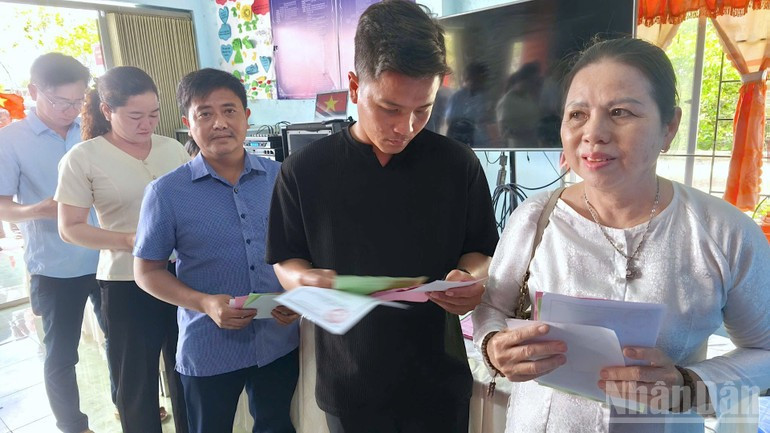 Voters join a mock voting at Polling Station No. 1 in Dat Mui Commune, Ca Mau Province.
