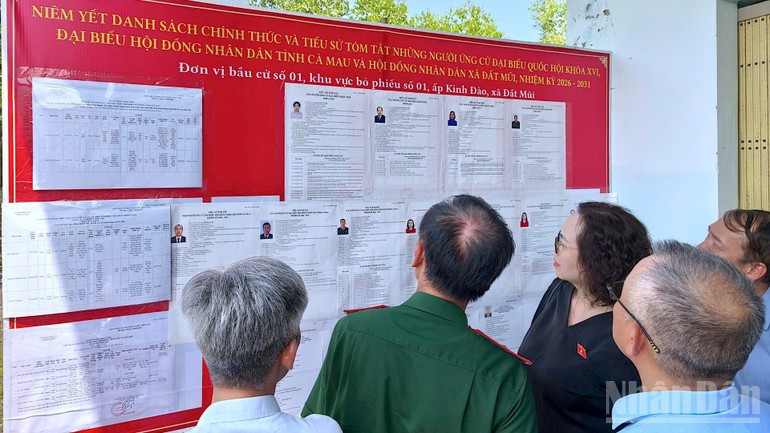 Members of the inspection delegation led by NA Vice Chairman Tran Quang Phuong visit and examine the area where the list of candidates was publicly posted at Polling Station No. 1 in Dat Mui Commune, Ca Mau Province.
