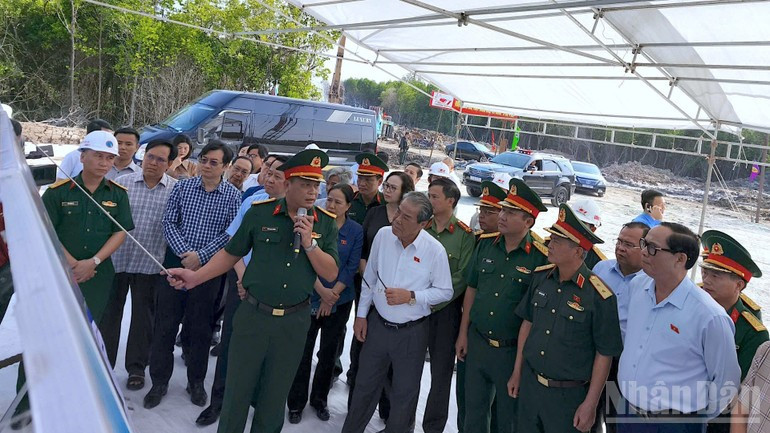Senior Lieutenant General Tran Quang Phuong (far right), listens to a representative of Army Corps No.2 introducing the transport infrastructure project connecting to Hon Khoai Island.