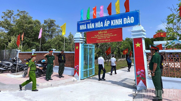 At the Polling Station No.1 in Dat Mui Commune.