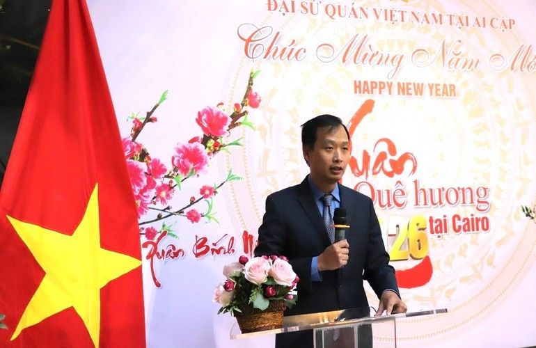 Ambassador Nguyen Nam Duong speaks at the Homeland Spring programme. (Photo courtesy of the Vietnamese Embassy in Egypt)