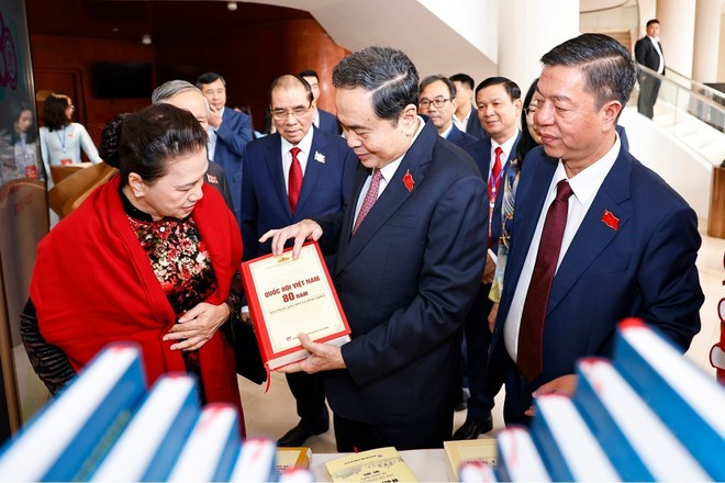 National Assembly Chairman Tran Thanh Man and delegates visit the book and photo exhibition of the Su That (Truth) National Political Publishing House at the ceremony. (Photo: VNA)