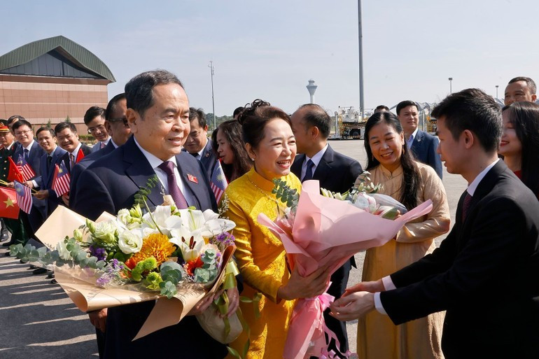 A farewell ceremony for National Assembly Chairman Tran Thanh Man and his spouse is held at the Bunga Raya Complex of Kuala Lumpur International Airport. na2.jpg