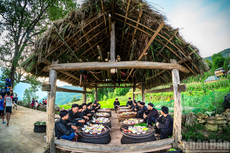Ceremonial rites take place solemnly in the communal house, the heart of the festival and communal activities. Ceremonial rites take place solemnly in the communal house, the heart of the festival and communal activities.