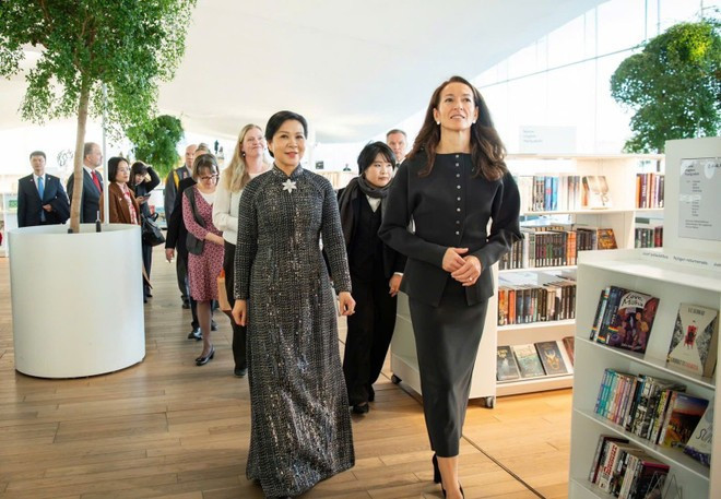 The two ladies visit the Helsinki Central Library Oodi on October 21. (Photo: VNA) The two ladies visit the Helsinki Central Library Oodi on October 21. (Photo: VNA)