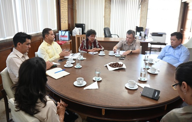 A working session between the delegations of Nhan Dan Newspaper and Granma Newspaper (Photo: VNA)