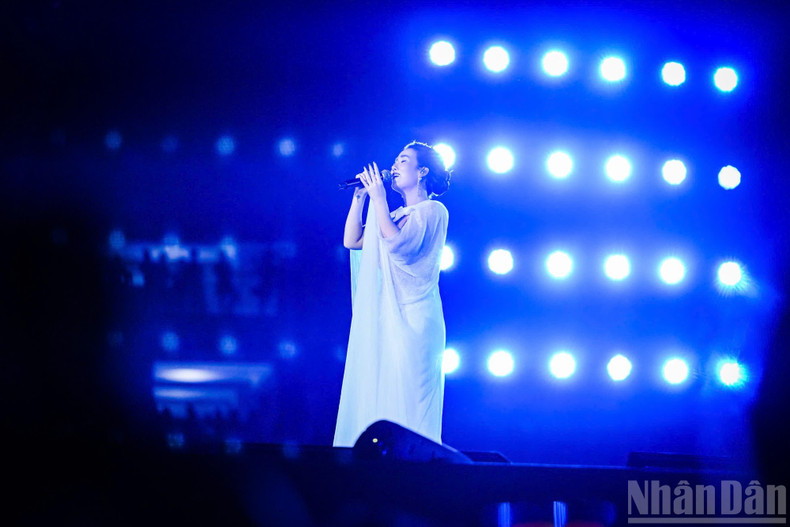 Singer Vo Ha Tram delivers a heartfelt rendition of the song “Me yeu con” (Mother Loves You) by composer Nguyen Van Ty. 6.jpg