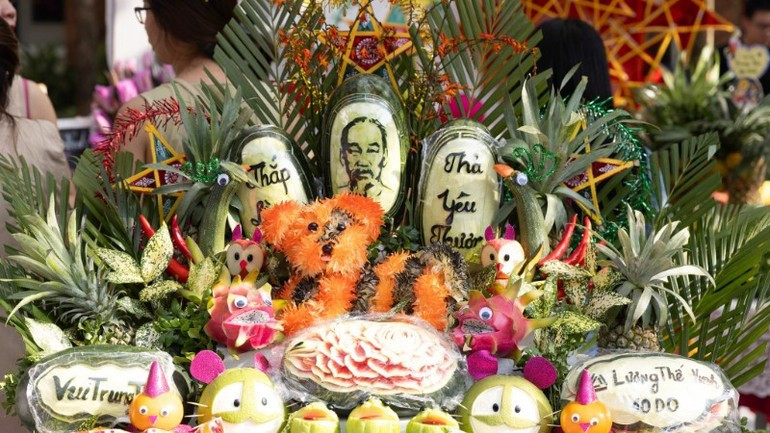 The Mid-Autumn feast tables were beautifully decorated. The Mid-Autumn feast tables were beautifully decorated.