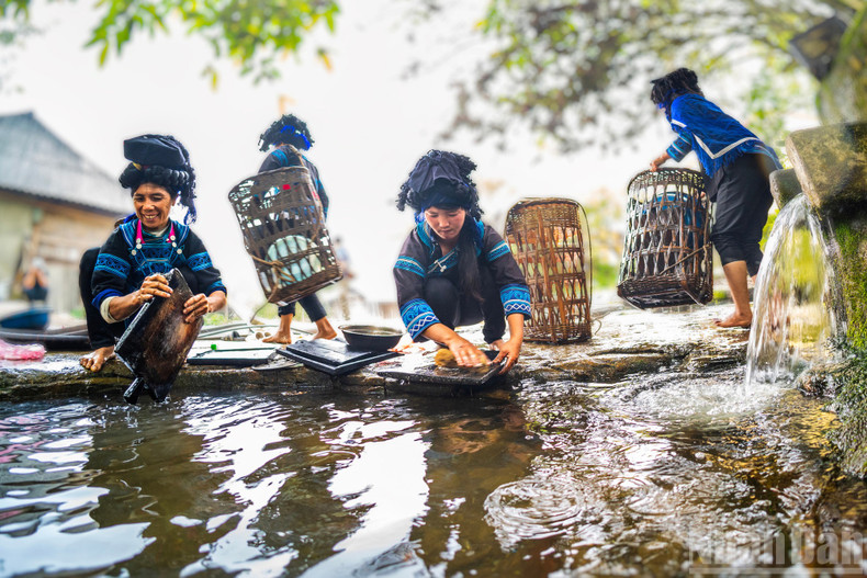 Ha Nhi villagers clean cooking utensils at the water source, the first activity that marks the start of the Kho Gia Gia Festival. Ha Nhi villagers clean cooking utensils at the water source, the first activity that marks the start of the Kho Gia Gia Festival.