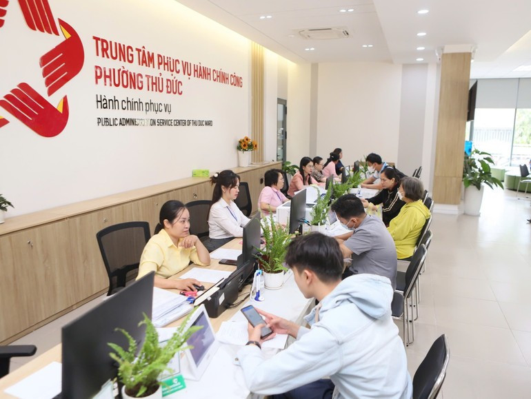 The reception of non-local administrative procedures in Thu Duc Ward, Ho Chi Minh City. (Photo: Linh Thai) The reception of non-local administrative procedures in Thu Duc Ward, Ho Chi Minh City. (Photo: Linh Thai)