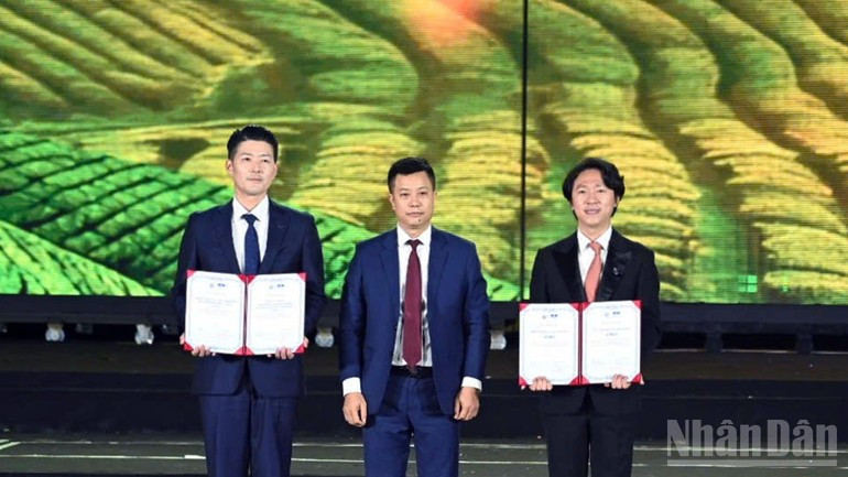 The Certificates of Intangible Cultural Heritage Practice are presented.
