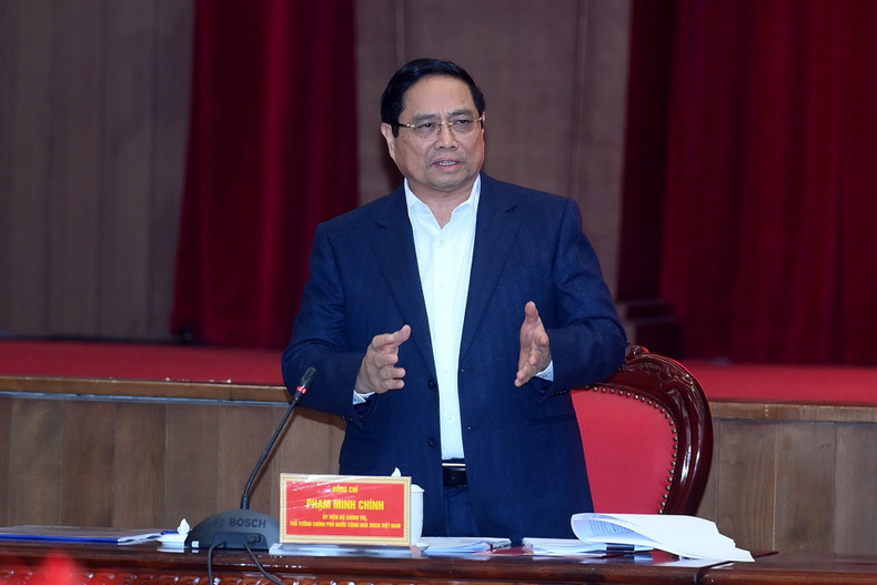 Prime Minister Pham Minh Chinh addresses the working session.
