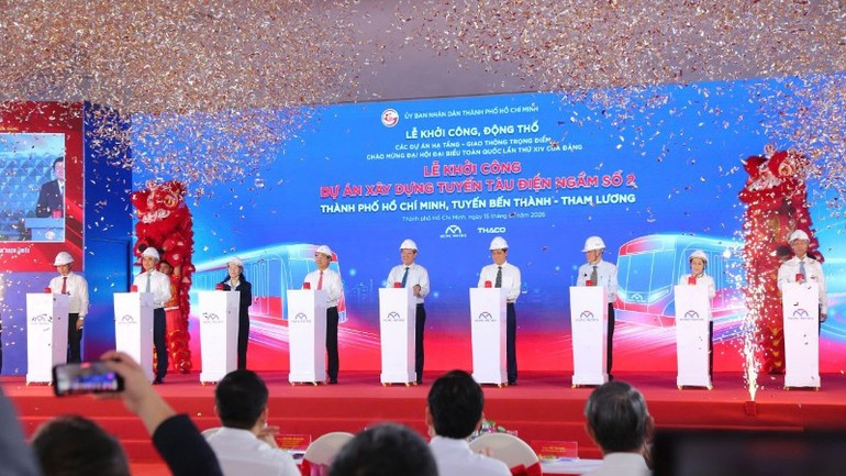 Chairman of the People's Committee of Ho Chi Minh City Nguyen Van Duoc, along with other central and city leaders, press the button to launch the Ben Thanh–Tham Luong Metro Line 2 project. (Photo: QUY HIEN)