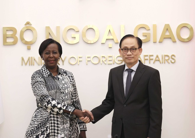 Politburo member and Minister of Foreign Affairs Le Hoai Trung and Secretary-General of the International Organisation of La Francophonie (OIF) Louise Mushikiwabo in Hanoi on March 6. (Photo: VNA)