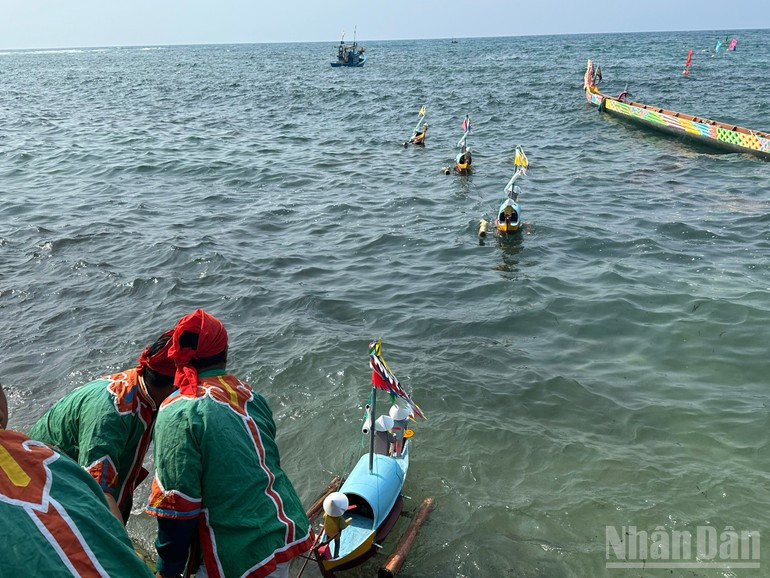 The “Le khao le the linh Hoang Sa” (Feast and Commemoration Festival for Hoang Sa Soldiers) in Ly Son Special Zone attracts numerous visitors.