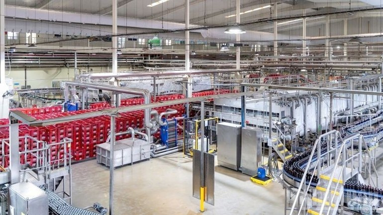 Many factories are expanding with large-scale new production lines, further driving the growth of the industrial real estate market.