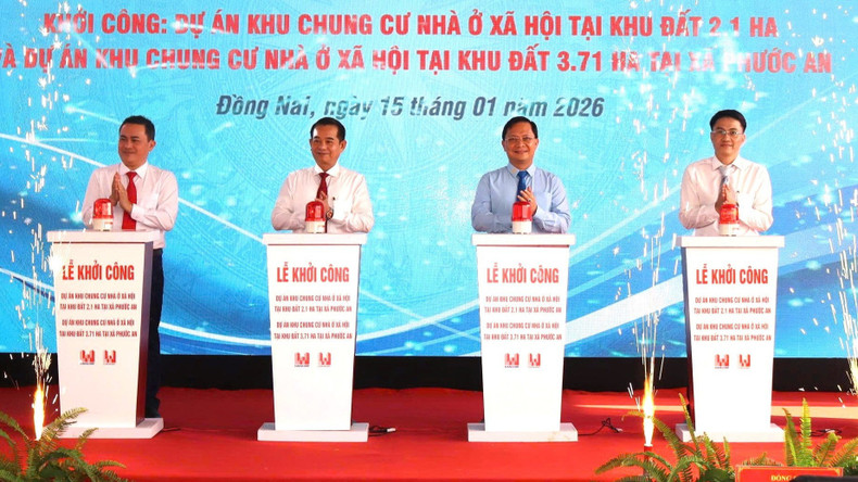 Deputy Secretary of the Dong Nai Provincial Party Committee Thai Bao, along with other provincial leaders and delegates, perform the groundbreaking ceremony for the social housing project in Phuoc An Commune.