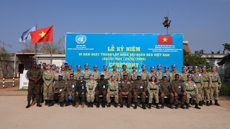 Lieutenant General Mohan Subramanian takes a photo with the officers and staff of Viet Nam’s Level-2 Field Hospital No. 7.