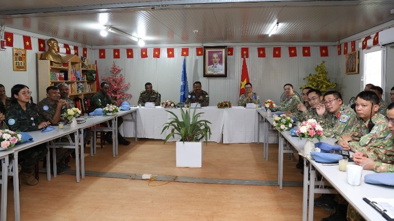 Lieutenant General Mohan Subramanian works with Viet Nam’s Level-2 Field Hospital No.7. (Photo: TIEN PHUC)