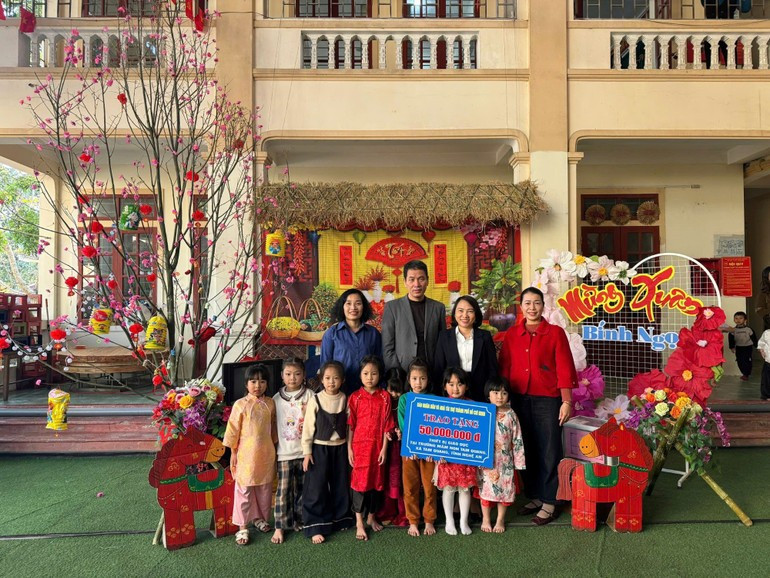 Representatives of Nhan Dan Newspaper in Nghe An present funding to support post-storm and flood recovery for Tam Quang Kindergarten, Tam Quang Commune.