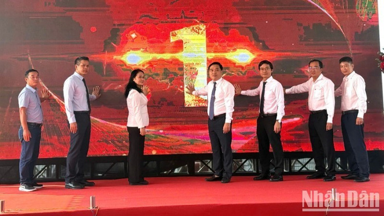 The delegates press the button to officially open the Dong Nai River embankment road to traffic.