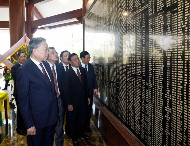 General Secretary To Lam (first, left) and a working delegation of the Party Central Committee at the memorial monument dedicated to fallen Youth Volunteers nationwide. (Photo: VNA)