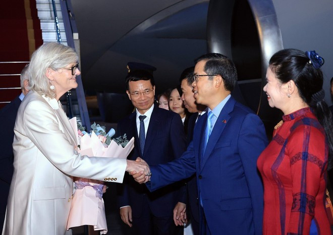 Governor-General of Australia Sam Mostyn and her spouse arrive in Ha Noi on the evening of September 9. (Photo: VNA) Governor-General of Australia Sam Mostyn and her spouse arrive in Ha Noi on the evening of September 9. (Photo: VNA)